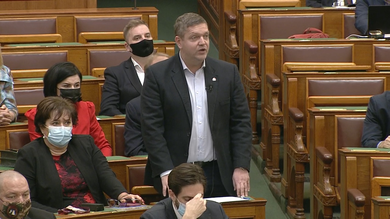 Tóth Bertalan erőlködik: Önök árokba rúgják a segítségre szorulókat