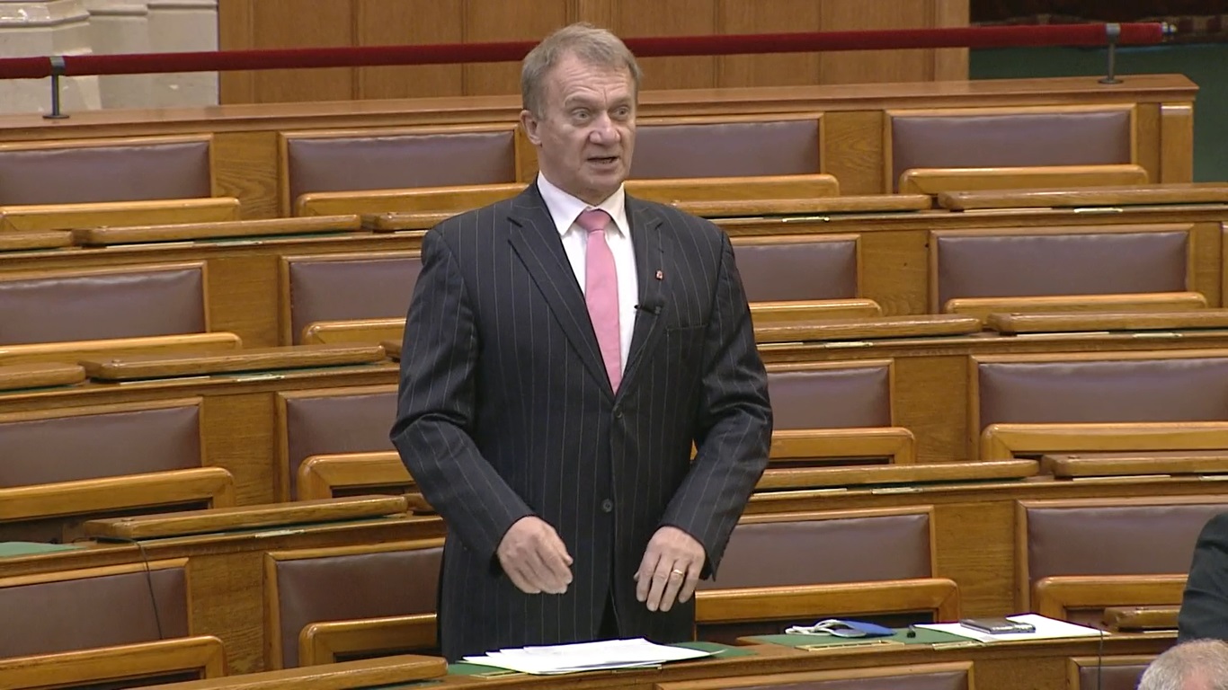 Varju: olyan kormányra van szükség, aminek másról szól majd a rezsicsökkentés