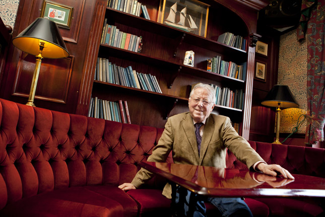 Elhunyt Dobos Attila