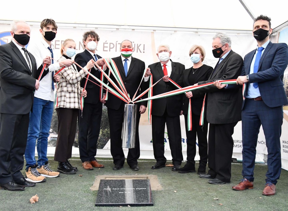 Letették a csepeli Jedlik Ányos Gimnázium új épületszárnyának alapkövét