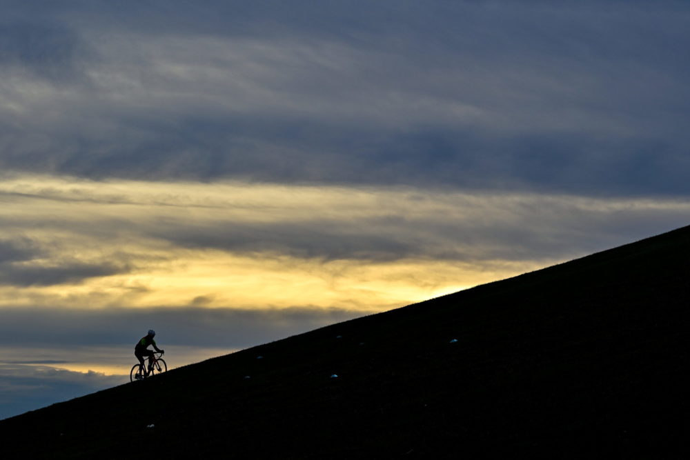 Kerékpáros és felhős égbolt Debrecenben