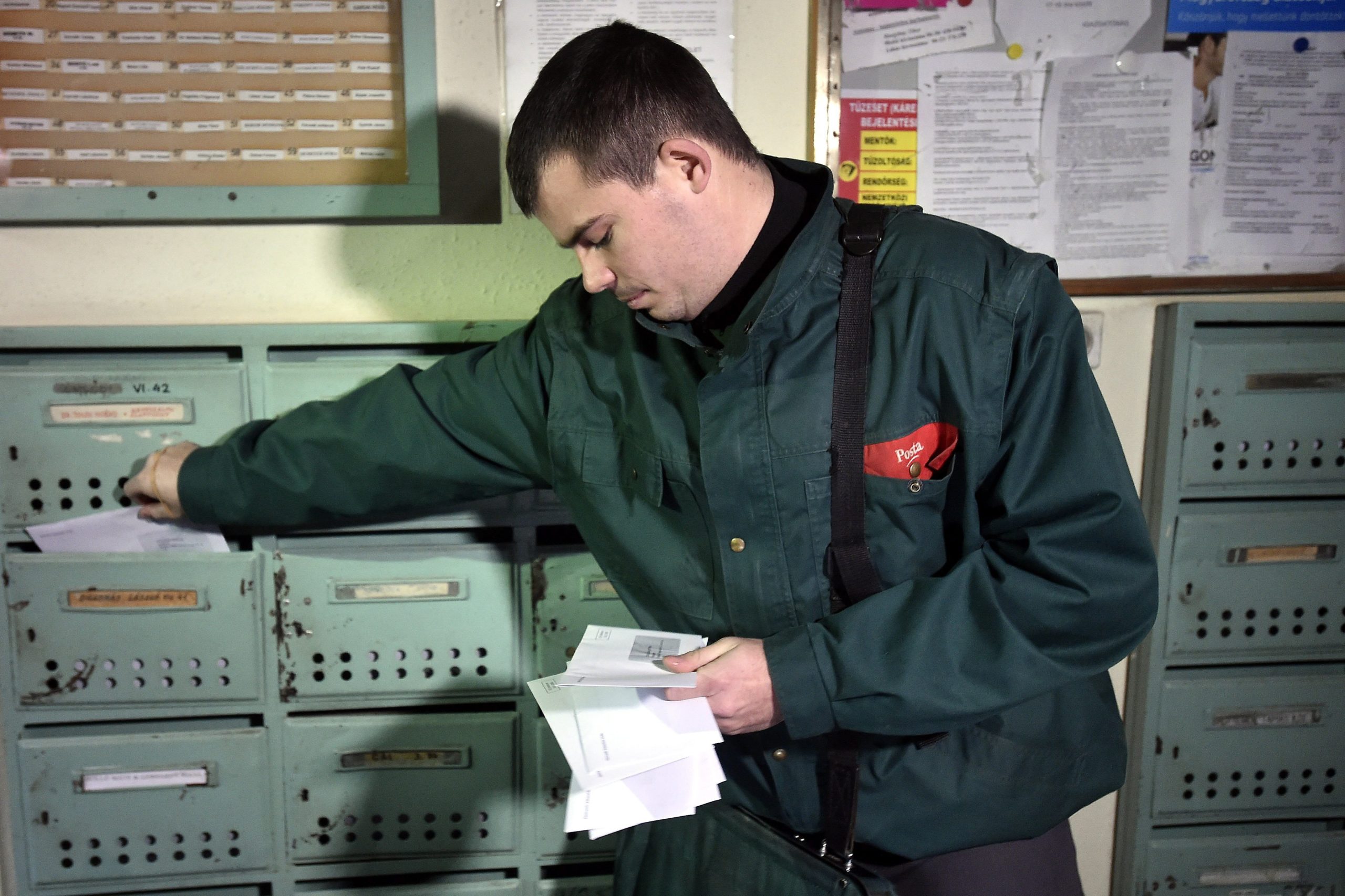 Hétfőn megkezdik a választási értesítők kézbesítését