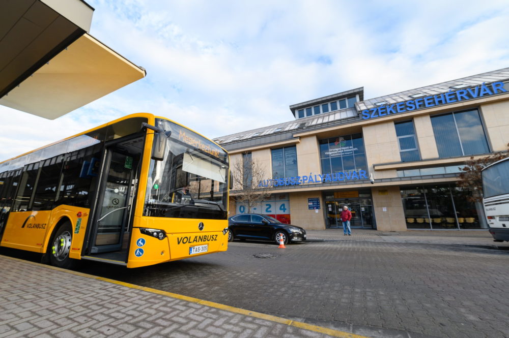 Több mint félezer új autóbusz áll munkába 2022 közepéig