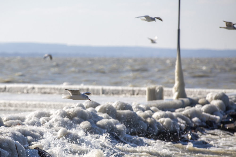 Életveszélyes a Balaton jegén tartózkodni