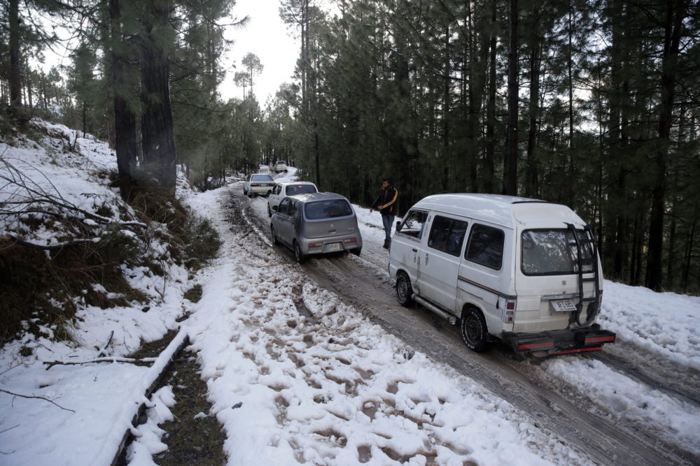 Autók ezrei akadtak el a pakisztáni hóviharban, többen életüket vesztették