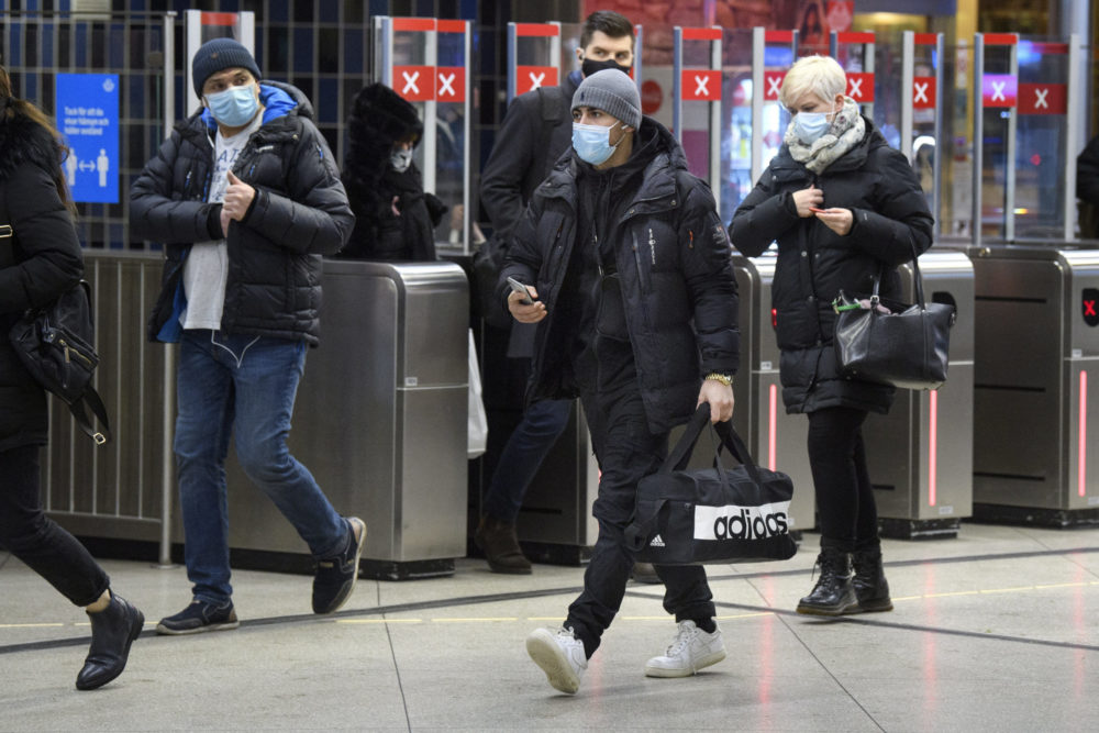 Svédország meghosszabbítja, Dánia visszavonja a járványügyi korlátozásokat