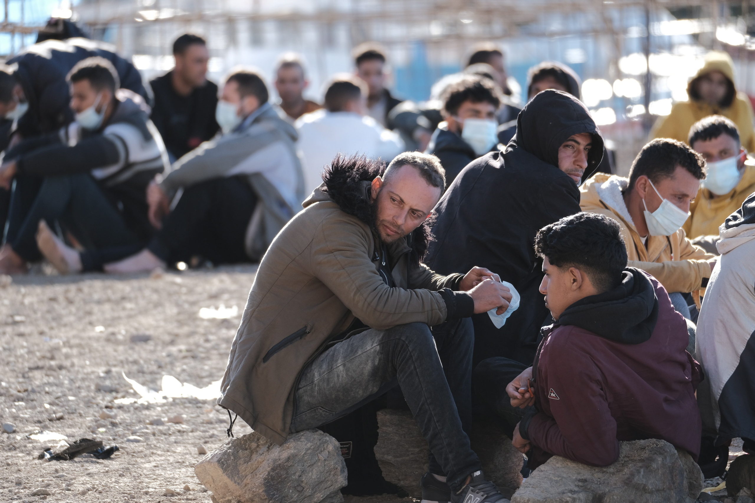 Spanyol rendőrökre támadtak az illegális migránsok