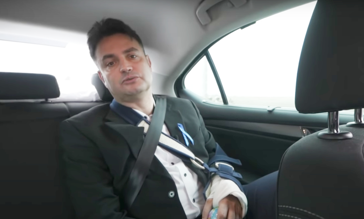 Egy valóságos miniszterelnök és egy vándorszínész közt kell választani