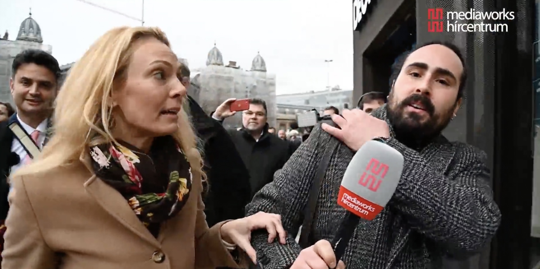 Így védi testével Péterfi Judit sajtófőnök Márki-Zayt