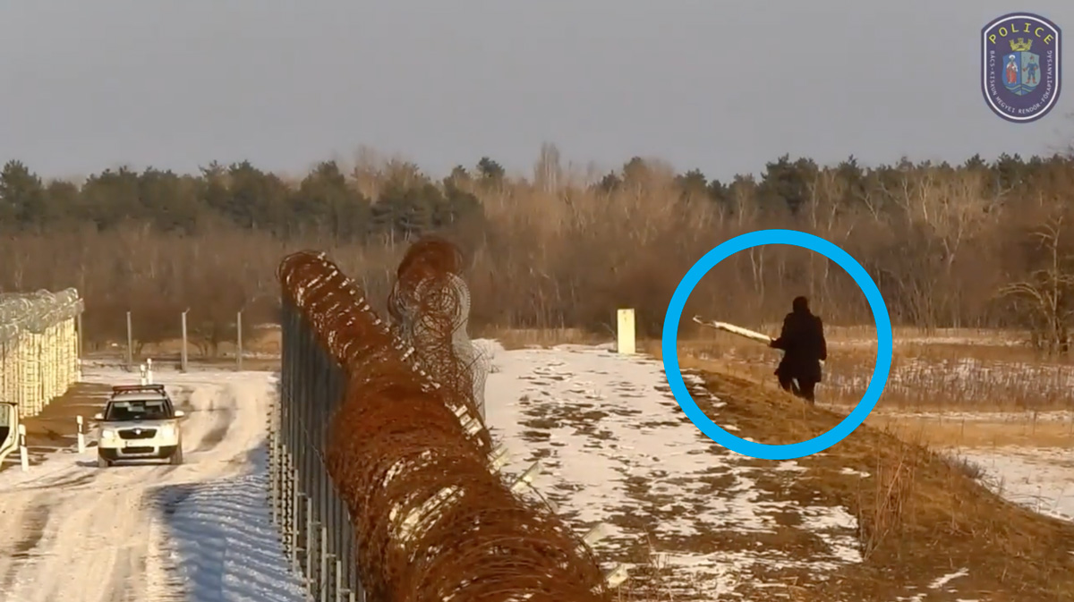 Egy migráns a rendőröket dobálta, ők pajzzsal védekeztek