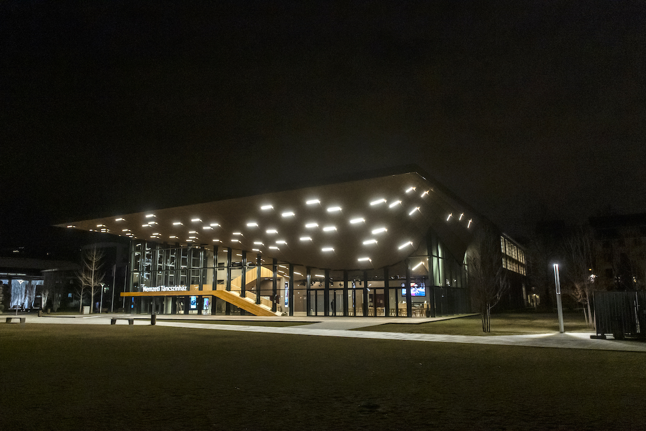 A függöny másik oldalán