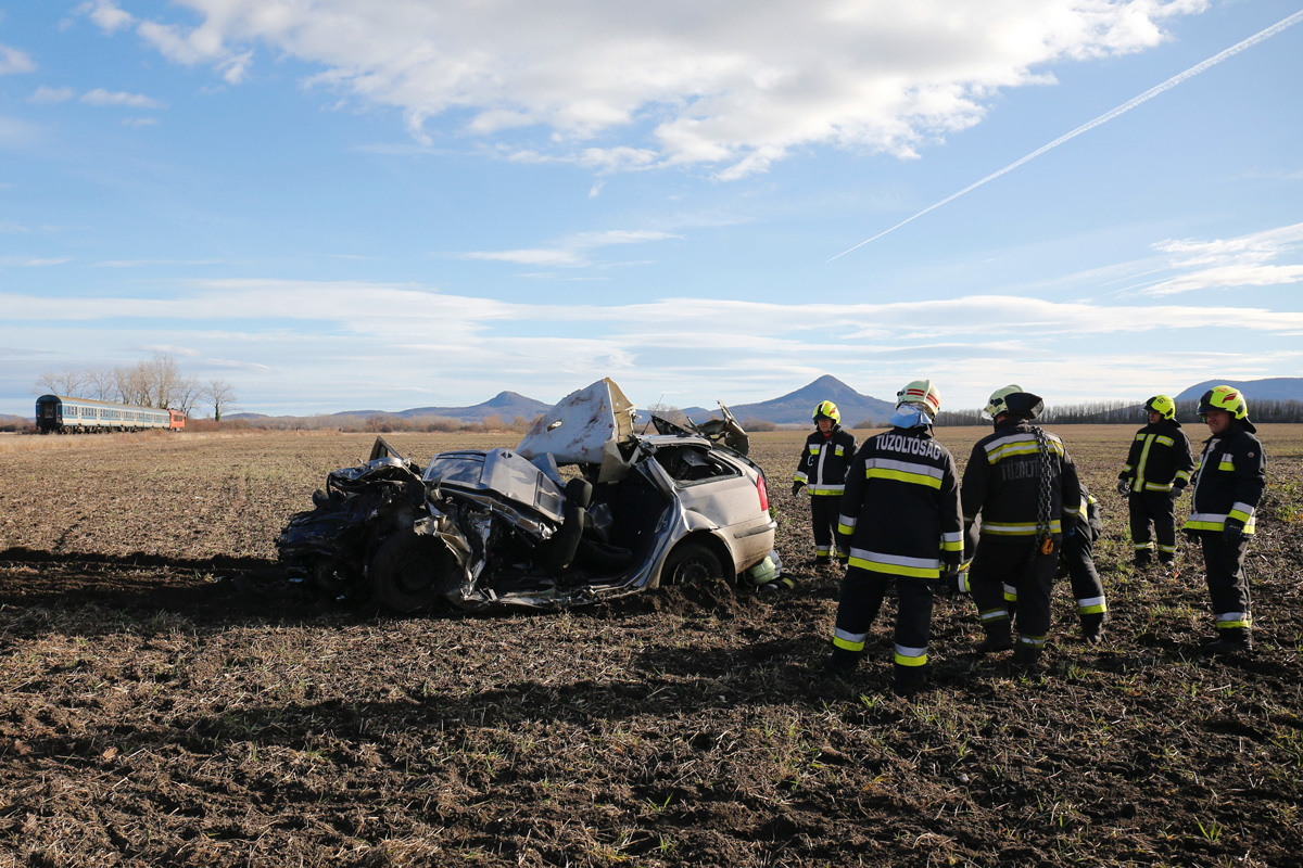 Autó és vonat ütközött, négyen meghaltak – befejezték a helyszínelést