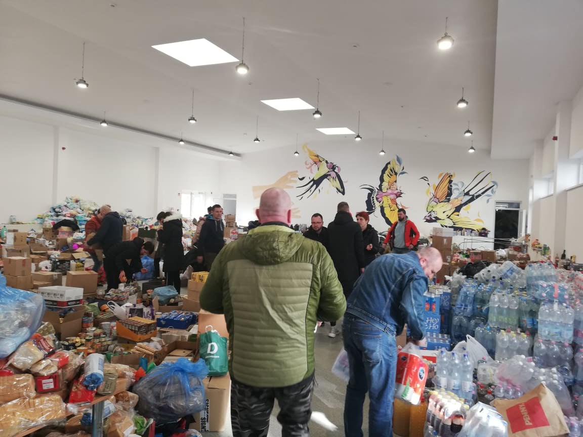 Özönlenek az adományok a magyar-ukrán határhoz