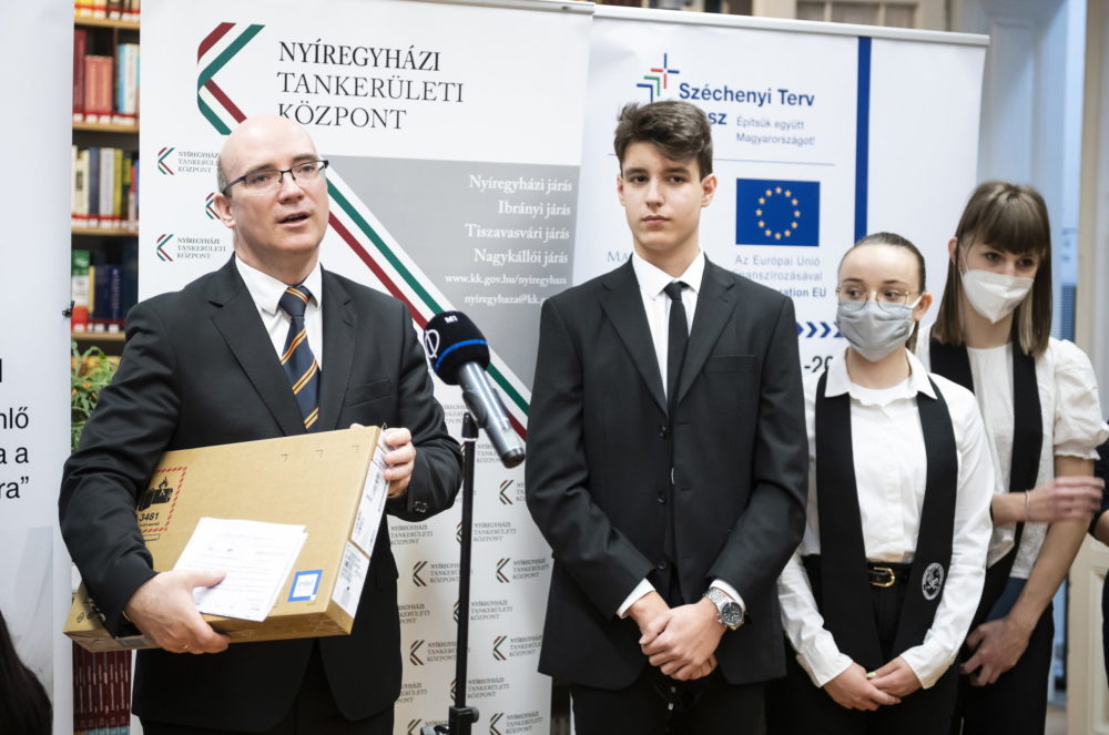 Több mint 600 ezer notebookot kapnak a tanárok és a diákok