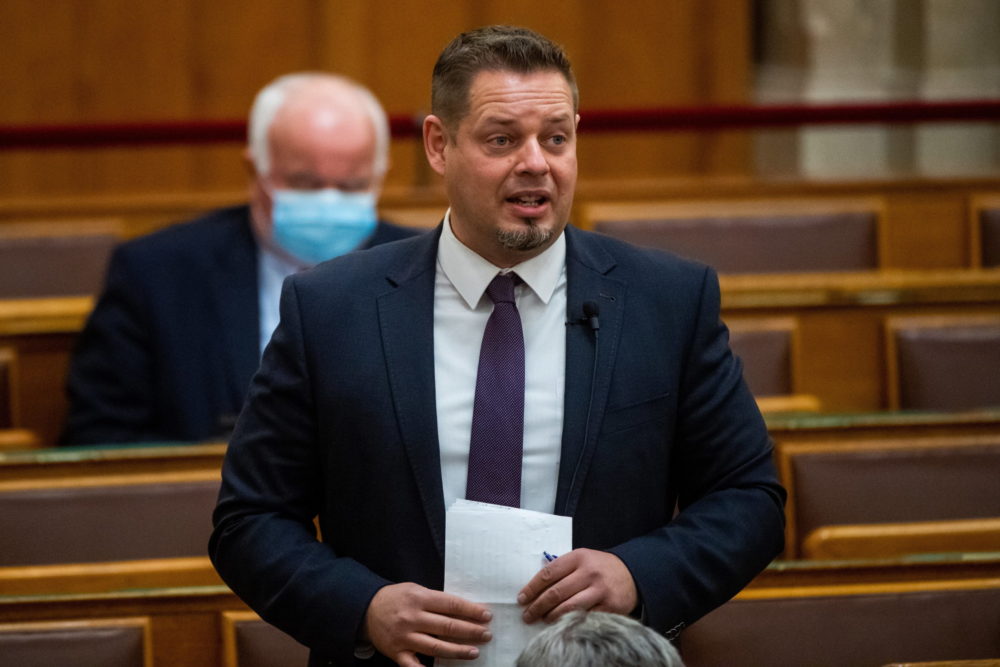 Öt autót használhat a klímaérzékeny zöldpárti frakcióvezető