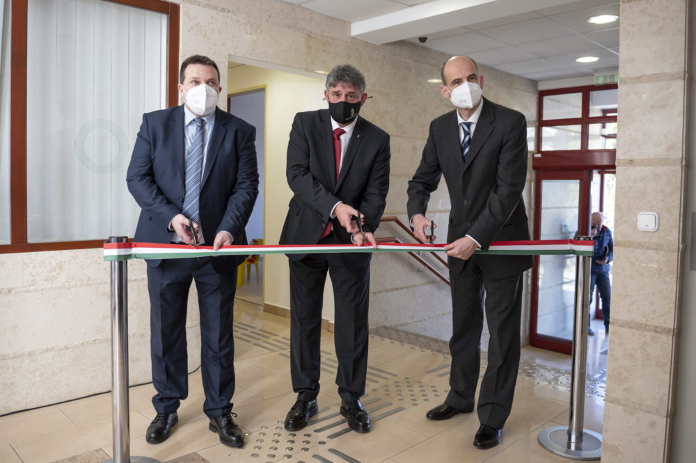 Átadták a járási hivatal új épületét Füzesabonyban