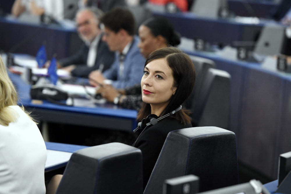 A Momentum migránspárti, brüsszeli barátai