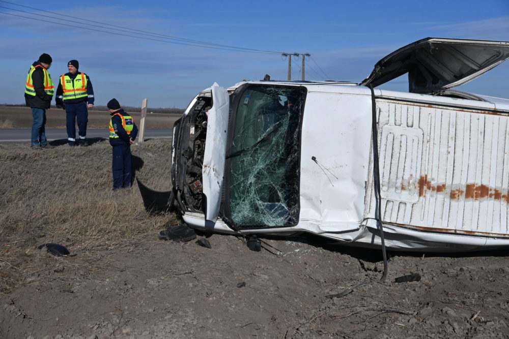 Felborult egy migránsokat szállító kisbusz Kiskunlacházánál