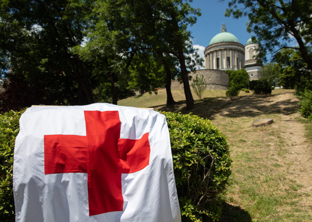 Magyarország garantálja a biztonságos körülményeket a Vöröskereszt számára