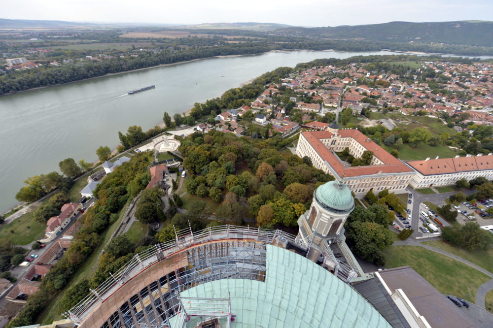 Világháborús robbanótestet találtak az esztergomi bazilika kupolájában