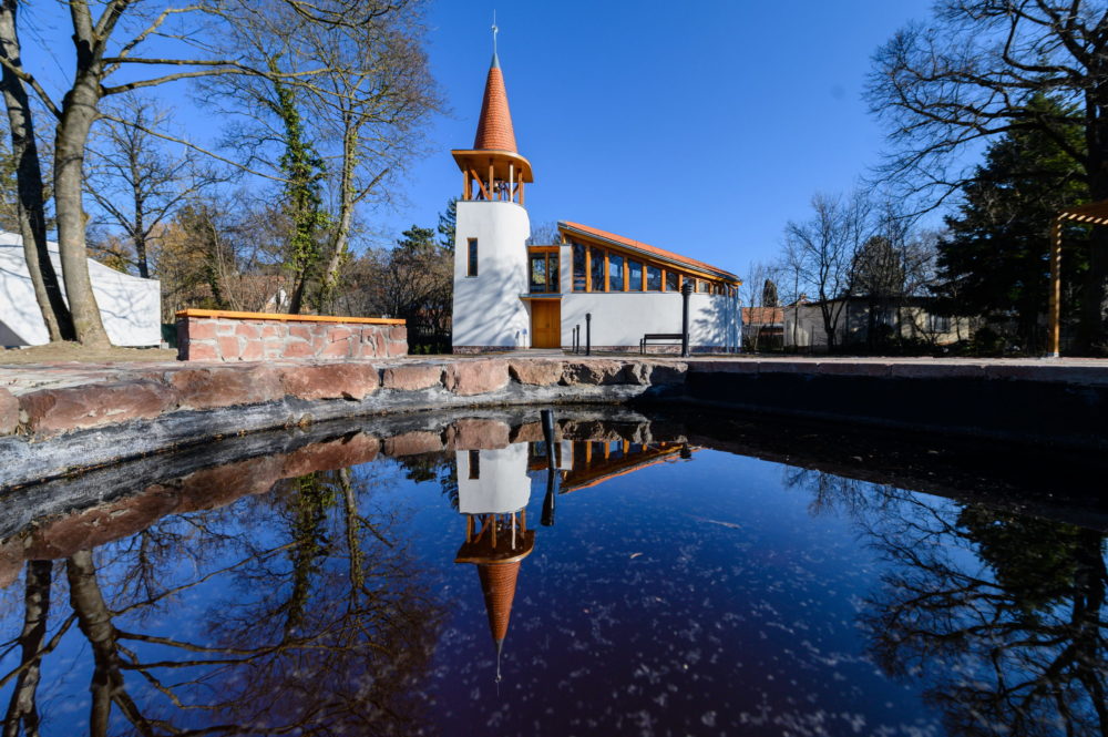 A balatonakarattyai református templom a felszentelés napján