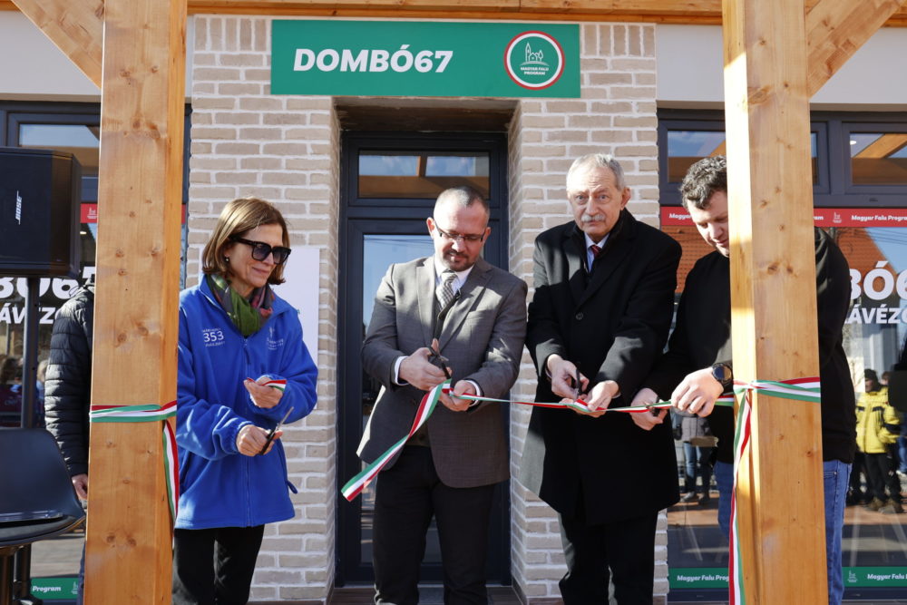 Átadták a Dombó67 elnevezésű közösségi teret Kastélyosdombón