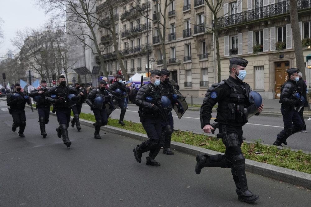 Könnygázzal oszlatták a korlátozásellenes tüntetőket Párizsban