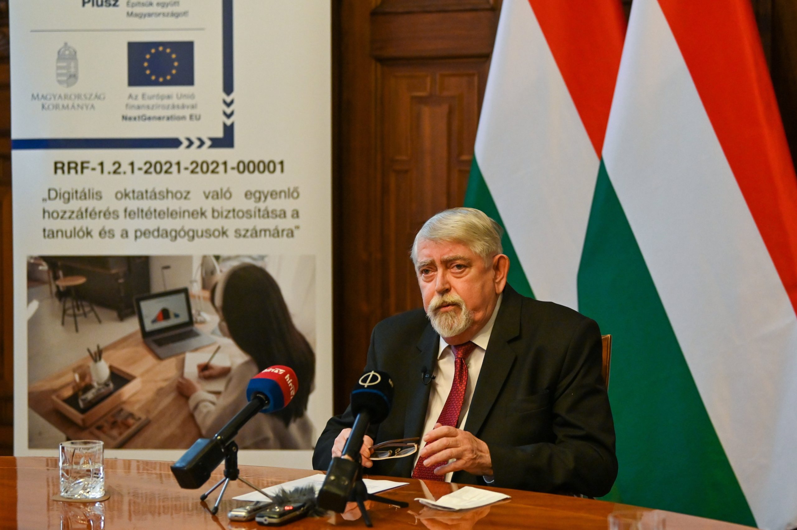 Megkezdték a tanároknak és diákoknak szánt notebookok kiszállítását