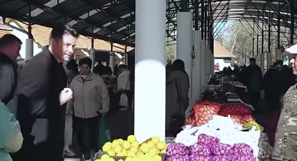 Márki-Zay Péter most a békési piacon üvöltözött a zöldségesekkel