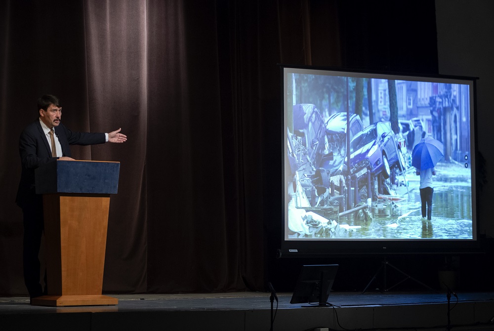 Áder János: a „dobd el” kultúra óriási környezeti károkat okoz