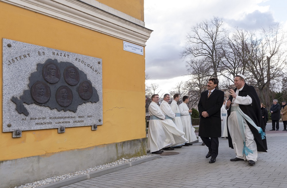 „Istent és hazát szolgálni”