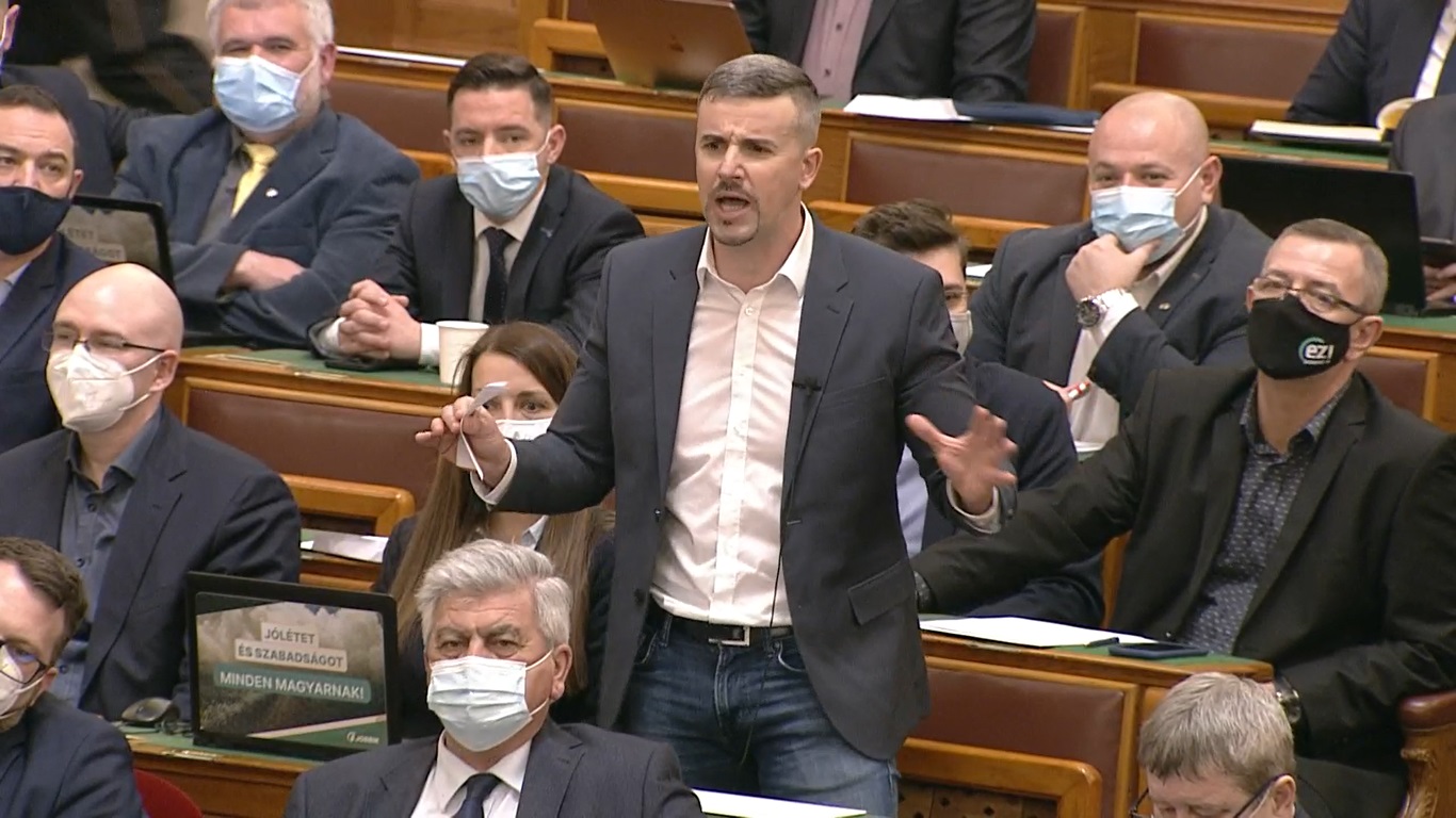 Jakab: Bolondok maguk, esküszöm, egytől egyig!