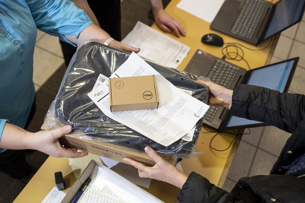 Március végéig 120 ezer notebook érkezik az iskolákba