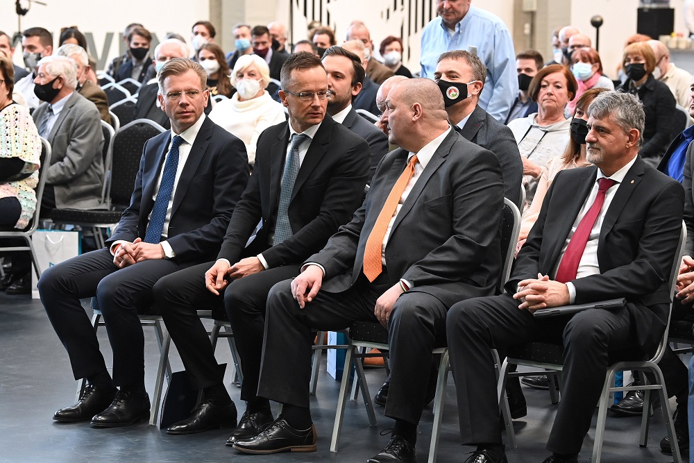 A rezsicsökkentés a 2010 utáni új gazdasági modell szimbolikus programja