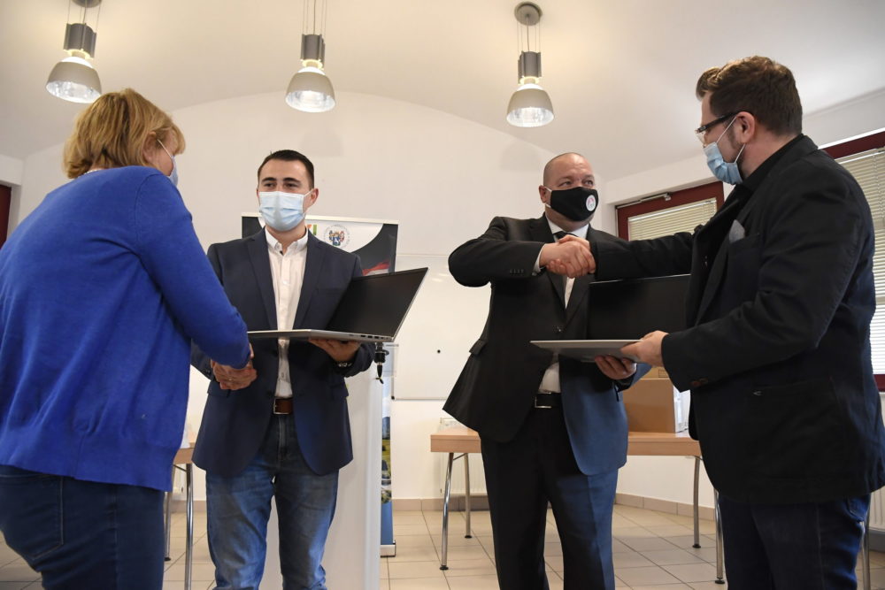 Háziorvosoknak adott át laptopokat Németh Szilárd