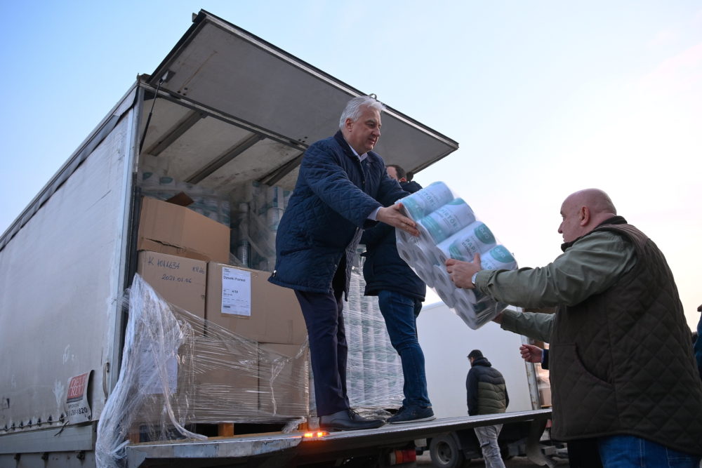 Semjén Zsolt Vásárosnaményban adott át adományszállítmányt