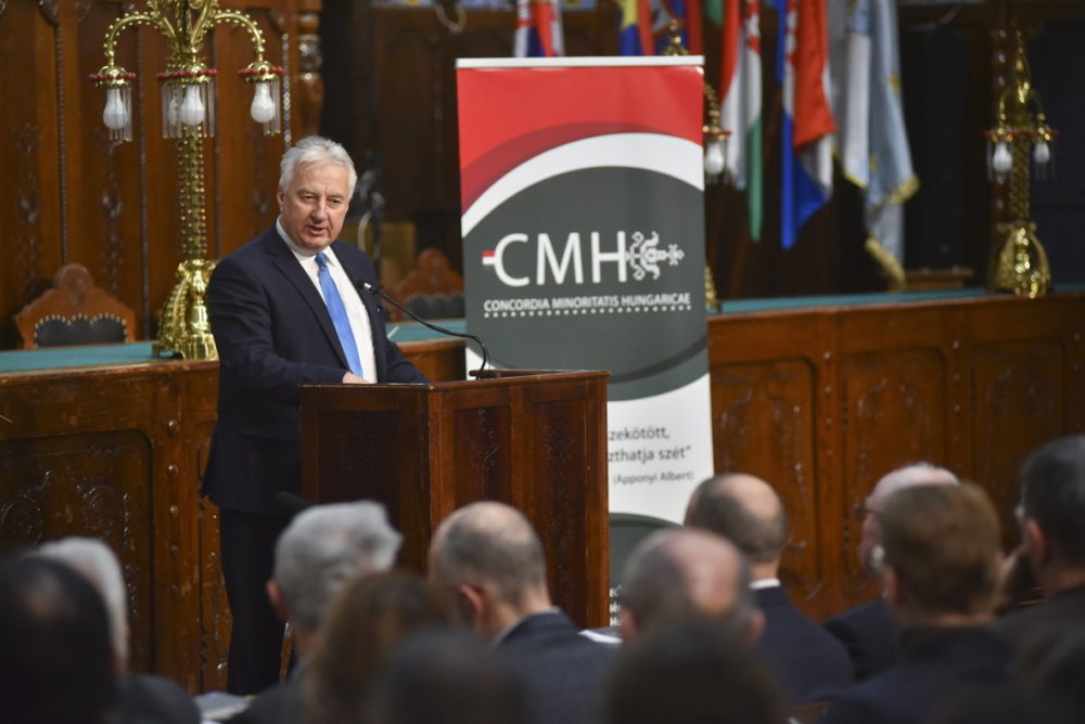 A magyarigazolvány közjogi kötelék a külhoni magyarság és az állam között