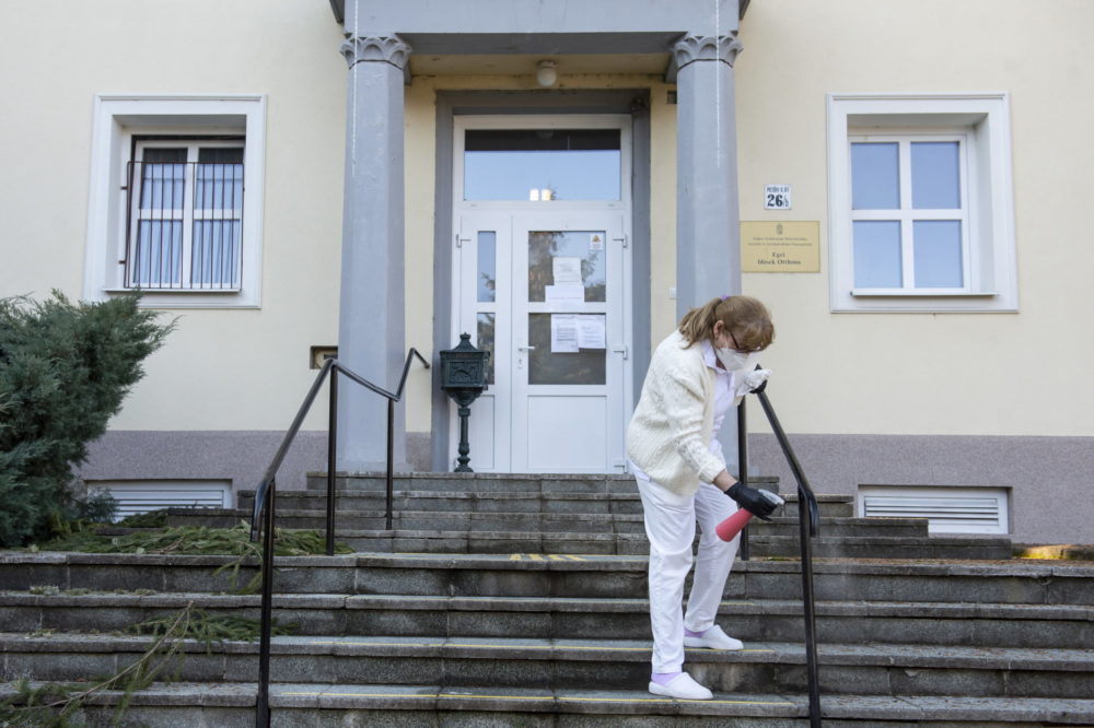 Enyhültek a látogatási szabályok az egészségügyi és szociális intézményekben