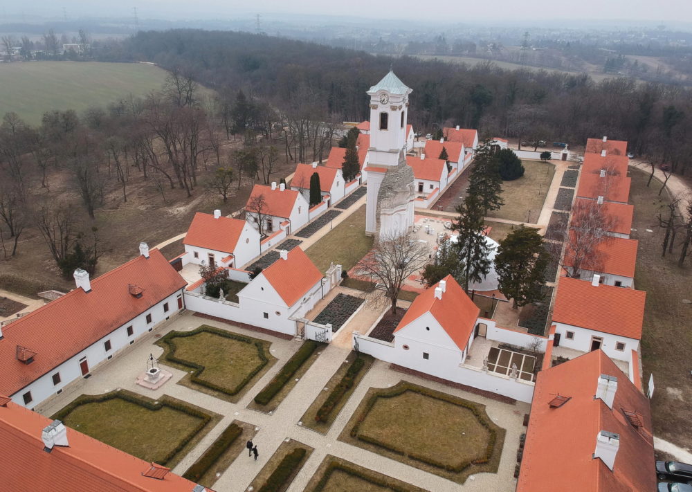 Átadták a felújított kamalduli remeteséget Majkon