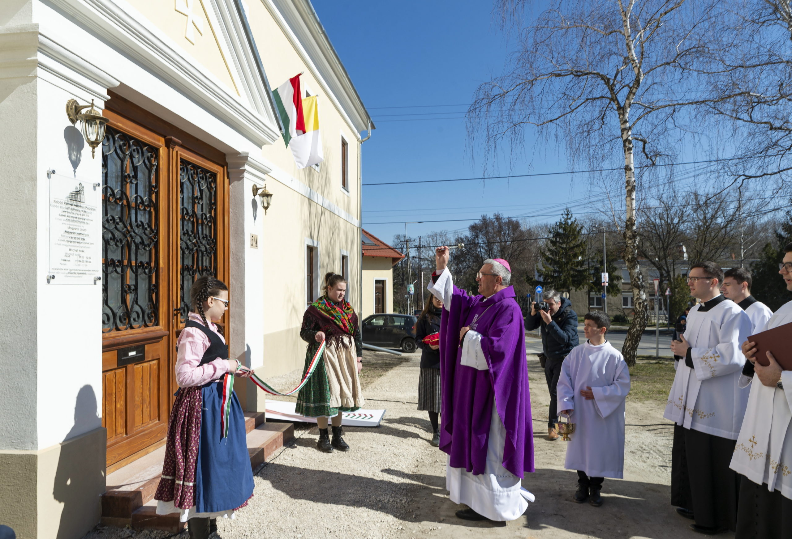 Átadták a megújult kisbéri katolikus plébánia épületét