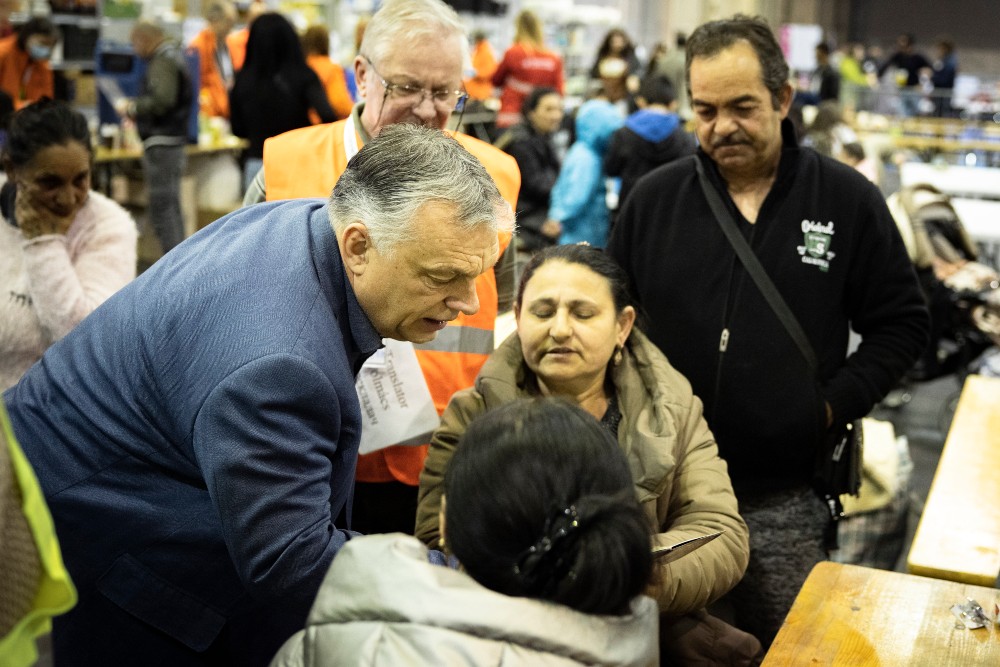 Több mint ezer menekültnek segítettek a tranzitponton szombaton