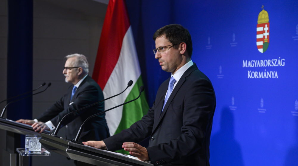 A kormány jelentősen csökkenti az üzemanyag jövedéki adóját