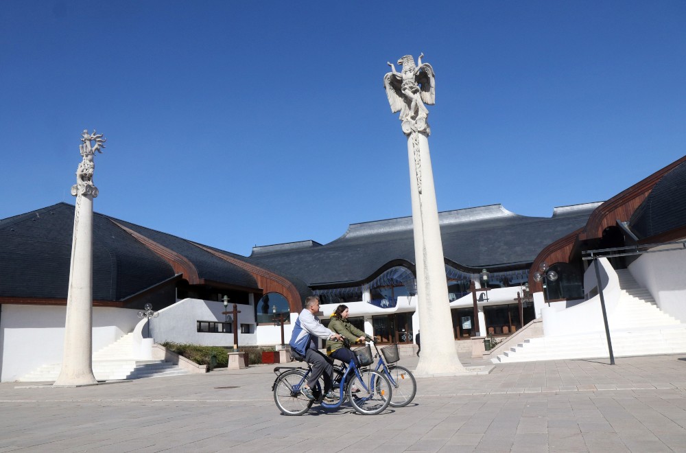 Megújult a Makovecz Imre tervezte Művelődés Háza Sárospatakon