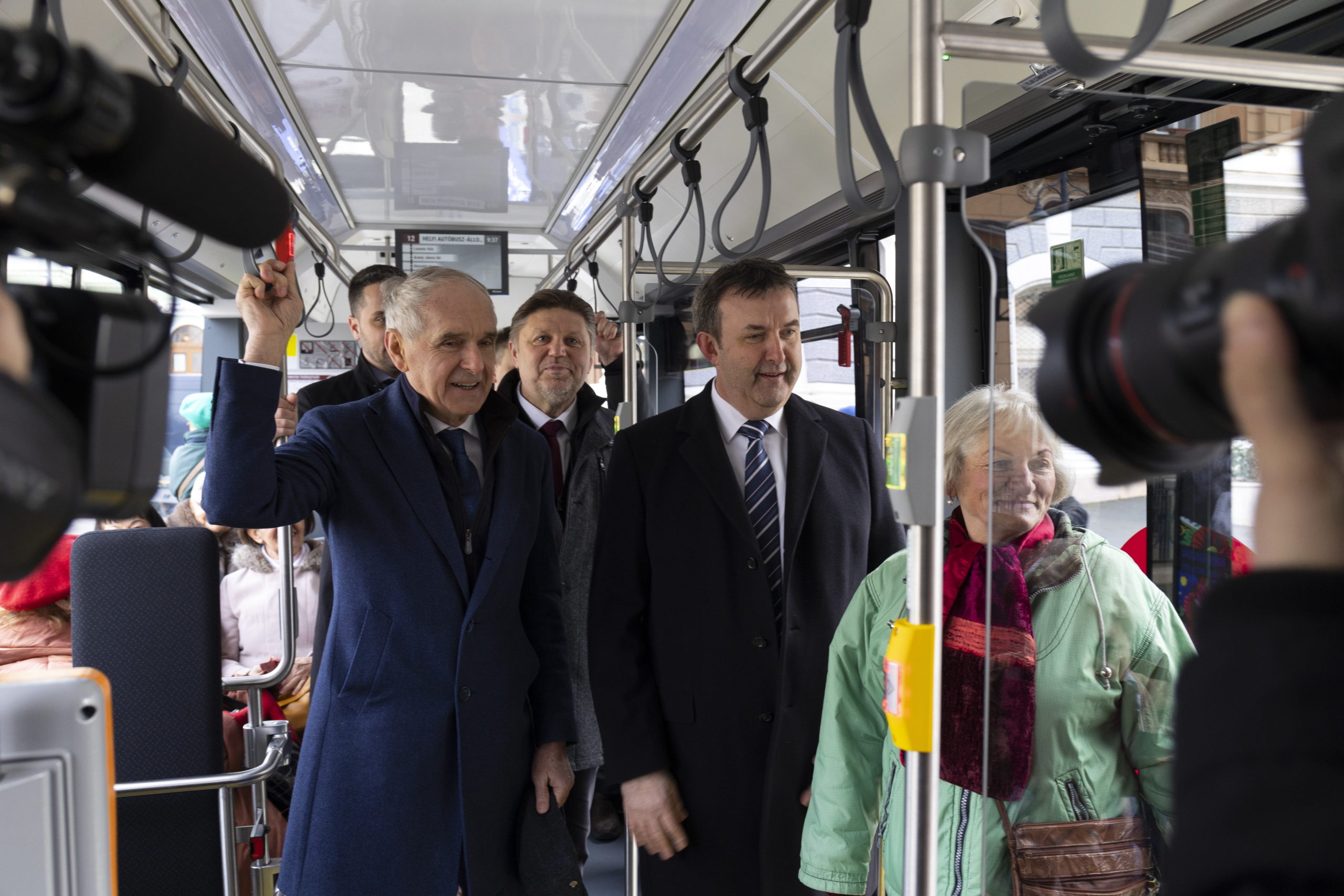Átadták Kaposvár első elektromos autóbuszait