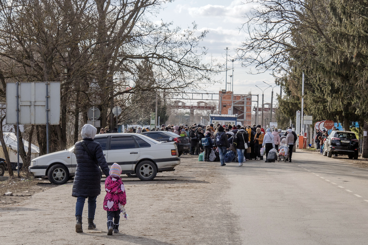 Úton van a segítség