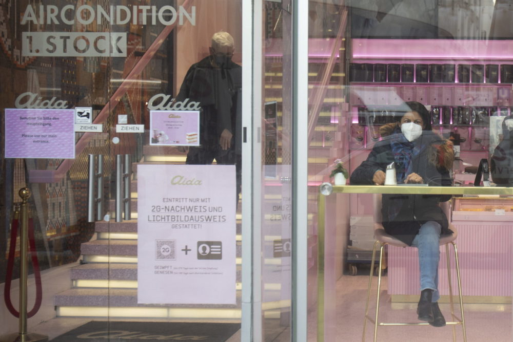 Ausztria felfüggeszti a koronavírus elleni általános oltási kötelezettséget