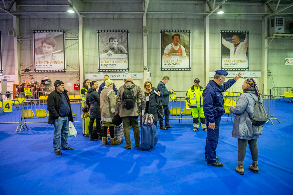 Már az első délelőtt több száz menekülőnek segítettek