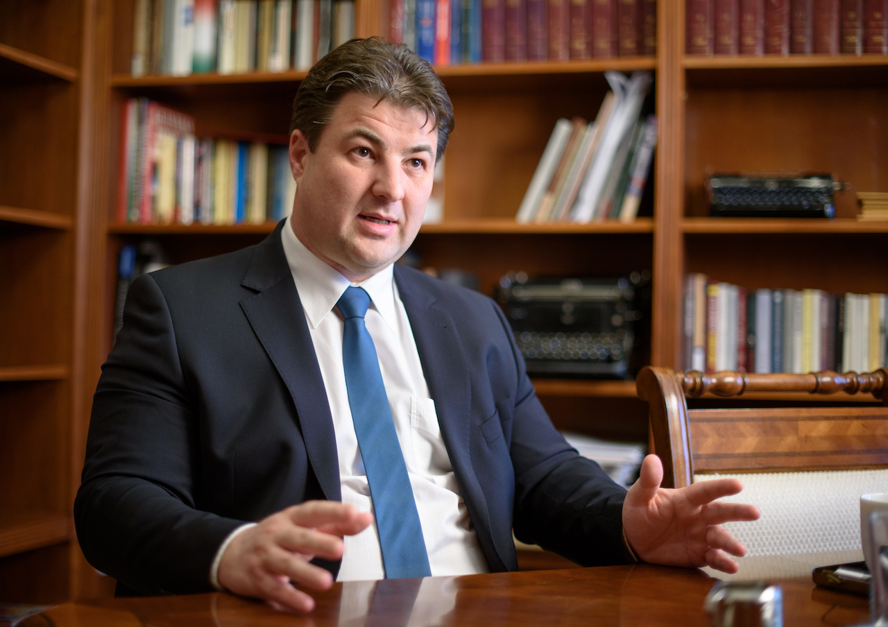 Bölcsen kell dönteni