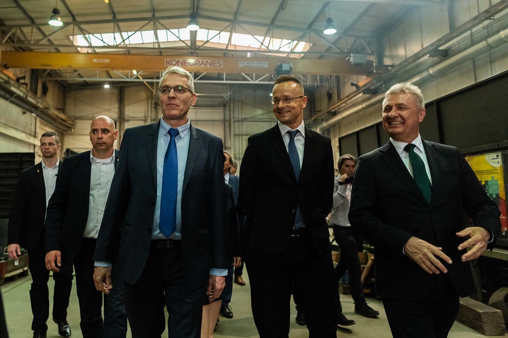 Szijjártó Péter: segély helyett munkahelyre van szükség