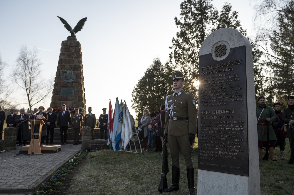 Történelmi emlékhelyet jelölő sztélét avattak Romhányban